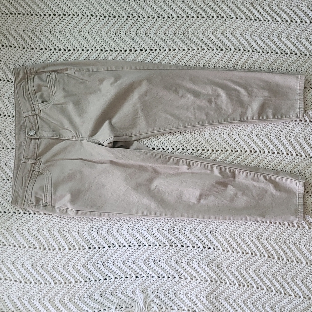 Vera Wang tan Capri size 8